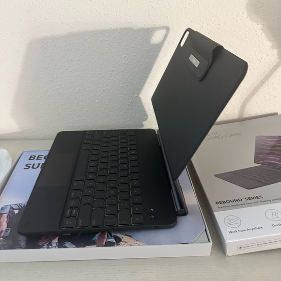 ESR  Magnetic Keyboard Case, for iPad Pro 12,9 (2022/2021/2020/2018) - Picture 5 of 11